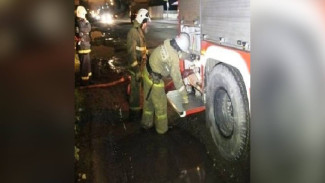 Mazda сгорела при пожаре на трассе под Воронежем