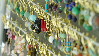 Воронежцам предложили приобрести изящные украшения из природных камней