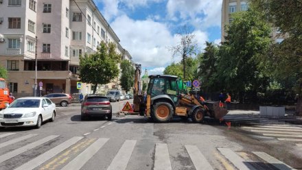 В центре Воронежа из-за коммунальной аварии провалился асфальт