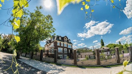 В Воронеже выставили на продажу коттедж в английском стиле за 55 млн рублей