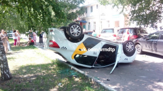 В Воронеже такси с 2 пассажирками спровоцировало массовое ДТП и перевернулось