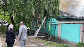 Частный дом загорелся на проспекте Труда в Воронеже