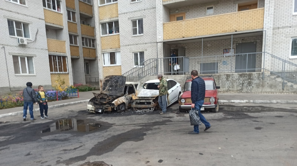 Во дворе воронежской многоэтажки неизвестный мужчина сжёг ночью две  иномарки – Новости Воронежа и Воронежской области – Вести Воронеж