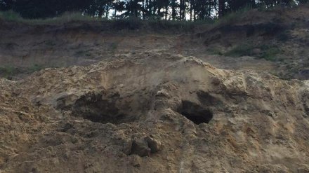 Появились фото с места гибели 12-летнего мальчика под завалами песка в воронежском селе