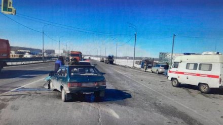 Два человека пострадали в жёстком ДТП на светофоре в Воронежской области