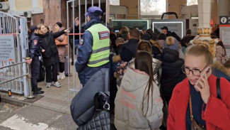 «Всех высадили из поезда». Воронежцы застряли на вокзале из-за шторма в Сочи