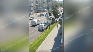 В Воронеже полицейские экстренно остановили маршрутку и задержали 3 пассажиров