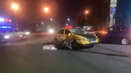 В Воронеже в ДТП на перекрёстке разбился 26-летний мотоциклист