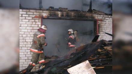 Пожар разгорелся в гаражном кооперативе в воронежском райцентре