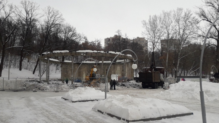 В Центральном парке Воронежа начали сносить заброшенное здание ради будущего ресторана