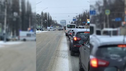 В Воронеже заклинило светофор на улице Брусилова