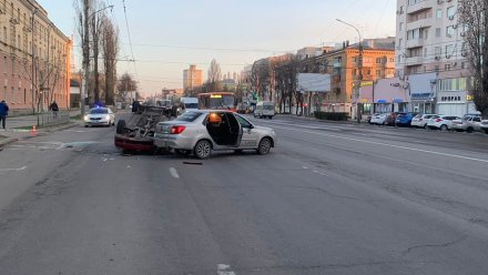 Иномарка перевернулась на крышу после ДТП в центре Воронежа