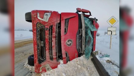 Грузовик перевернулся на воронежской трассе: пострадал водитель