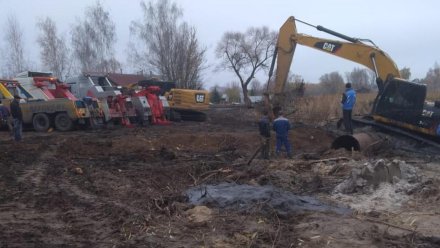 Под Воронежем вытащили из грязи утонувший при расчистке реки экскаватор