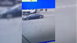 В Воронеже бензовоз без водителя укатился с заправки и снёс иномарку: появилось видео