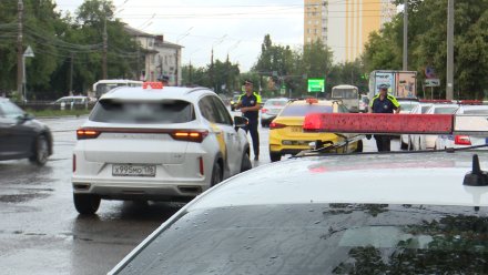 Полицейские задержали в Воронеже 18 иностранцев за нелегальную работу в такси