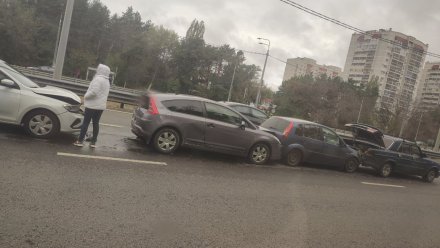 В Воронеже 4 машины столкнулись «паровозиком»