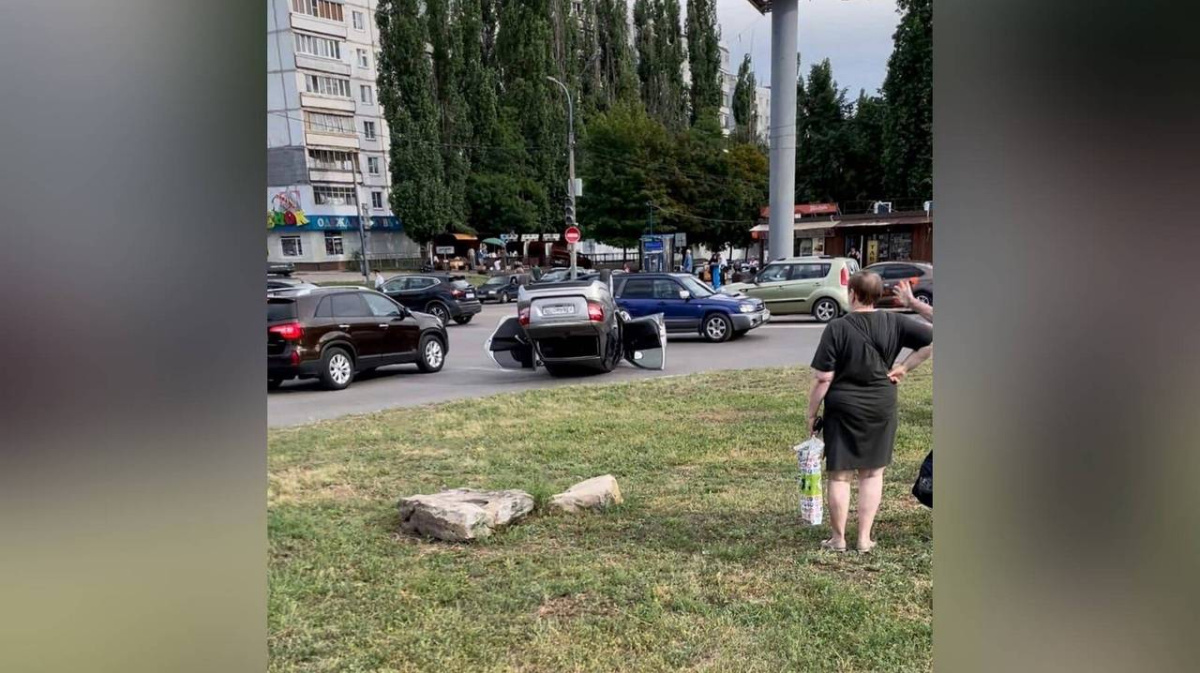 Дтп тц. Гранта на крыше перевернулась. Ягуар перевернулся в Воронеже. Машина перевернулась у града в Воронеже.