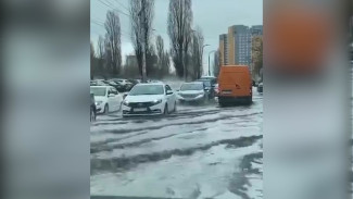 Улица в Воронеже ушла под воду после сильного ливня