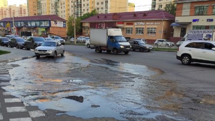 Улицу Шишкова в Воронеже снова затопило канализационными стоками