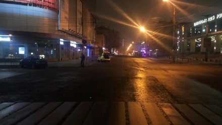 Ночью на перекрёстке в центре Воронежа разбились 2 автомобиля
