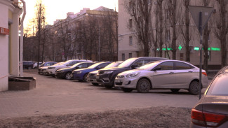 Воронежцы пожаловались на захваченную парковку на улице Зои Космодемьянской