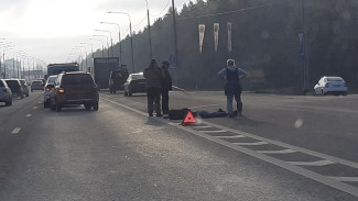 В Воронеже пассажир выпал из автомобиля на оживлённую трассу и погиб