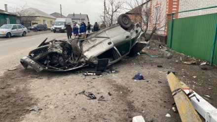 В воронежском райцентре автомобилист на Opel снёс столб и погиб