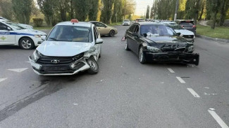 Водитель и пассажир такси попали в больницу после ДТП с BMW в Воронеже