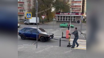 В Воронеже электросамокатчик взял на буксир «девятку»
