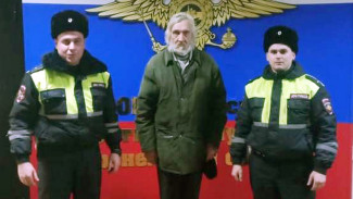 Воронежские инспекторы ДПС помогли вернуться домой потерявшему память липчанину