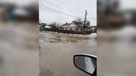 В Воронеже автомобилисты объезжали огромную яму на январских праздниках 