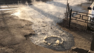 В Воронеже из-за коммунальной аварии из-под земли забил фонтан