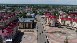 Тысячи роз и свой Арбат с художниками. Чем может удивить Бобров