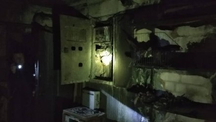 Ночью в жилом доме Воронежа загорелись электрощиты на всех этажах