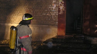 Пожарные спасли двух человек из горящей квартиры в воронежском райцентре