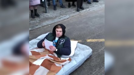 Лёжа на матрасе. Воронежский студент снял видеоприкол о подсчёте пассажиров