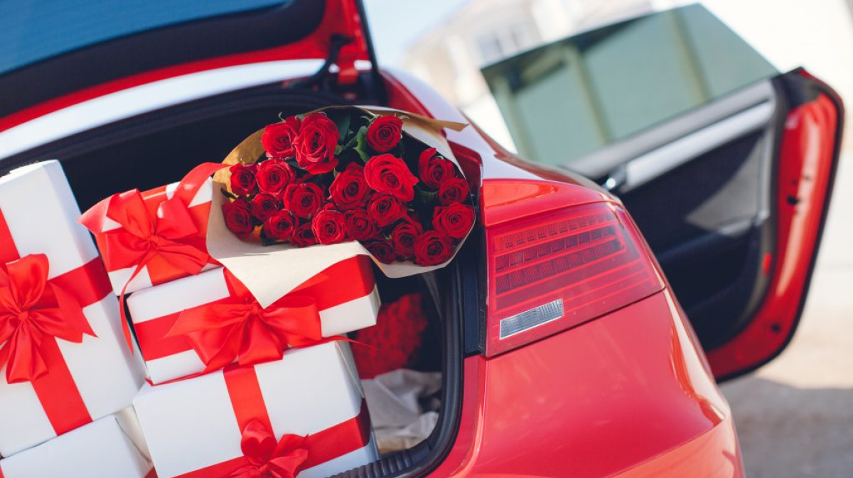 Машина подарок с цветами
