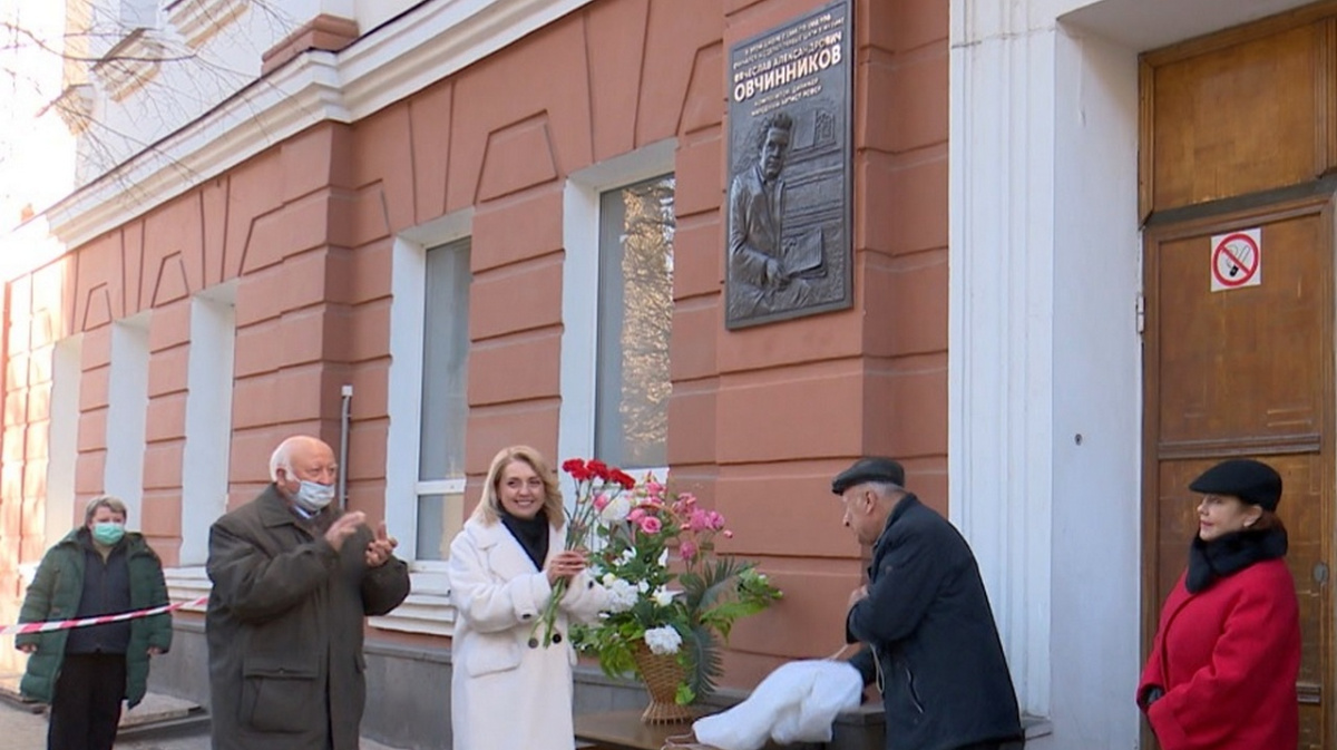 Последнее общества. Мемориальная доска Шмелеву Москва. Открытие памятной доски Овчинникову в Воронеже. Школа 46 Подгорное Воронеж памятная доска. Мемориальные доски СПБ.