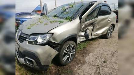 Мужчина и девушка пострадали при столкновении легковушек в воронежском селе