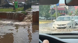 В Воронеже дороги и тротуары ушли под воду из-за ливня