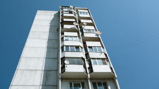 В Воронеже из окна многоэтажки выпал 21-летний парень 