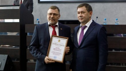 Владимир Нетёсов наградил сотрудников воронежского мостозавода