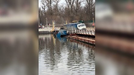 КамАЗ упал в реку Дон с понтонного моста в Воронежской области