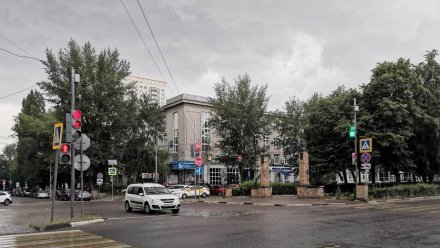 На опасном перекрёстке в центре Воронежа спустя 4 месяца после установки заработал светофор