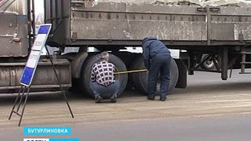 Дорожная полиция взвешивает большегрузы на трассах