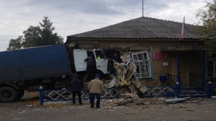В Воронежской области фура врезалась в здание администрации: водитель погиб