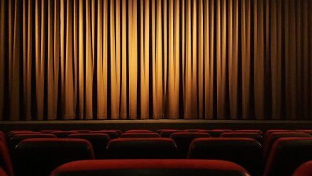 В воронежских театрах и кинотеатрах увеличат число зрителей
