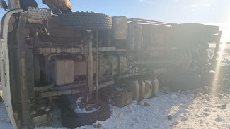 На трассе в Воронежской области опрокинулся грузовик: есть пострадавший