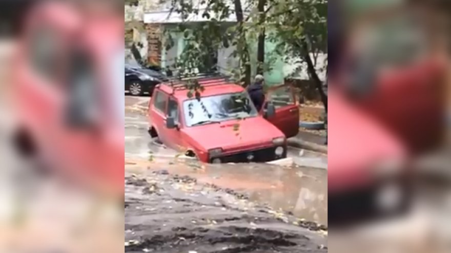 В Воронеже засыпали глубокую лужу, в которой «утонули» несколько машин